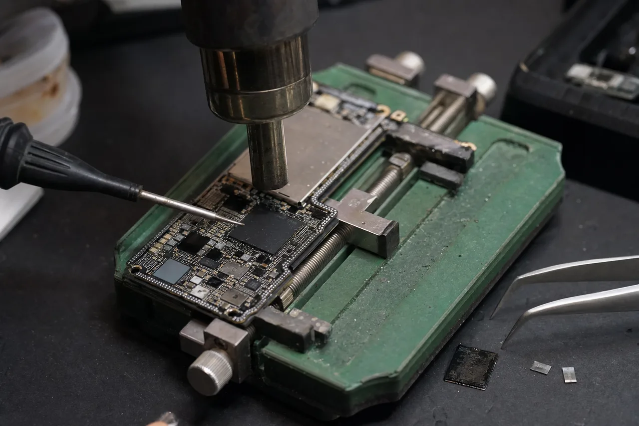 MDrepairs technician repairing a device logic board